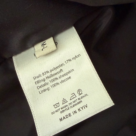 Katimo Coat
Oversized parka with a drawstring waist. - Picture 9 of 9